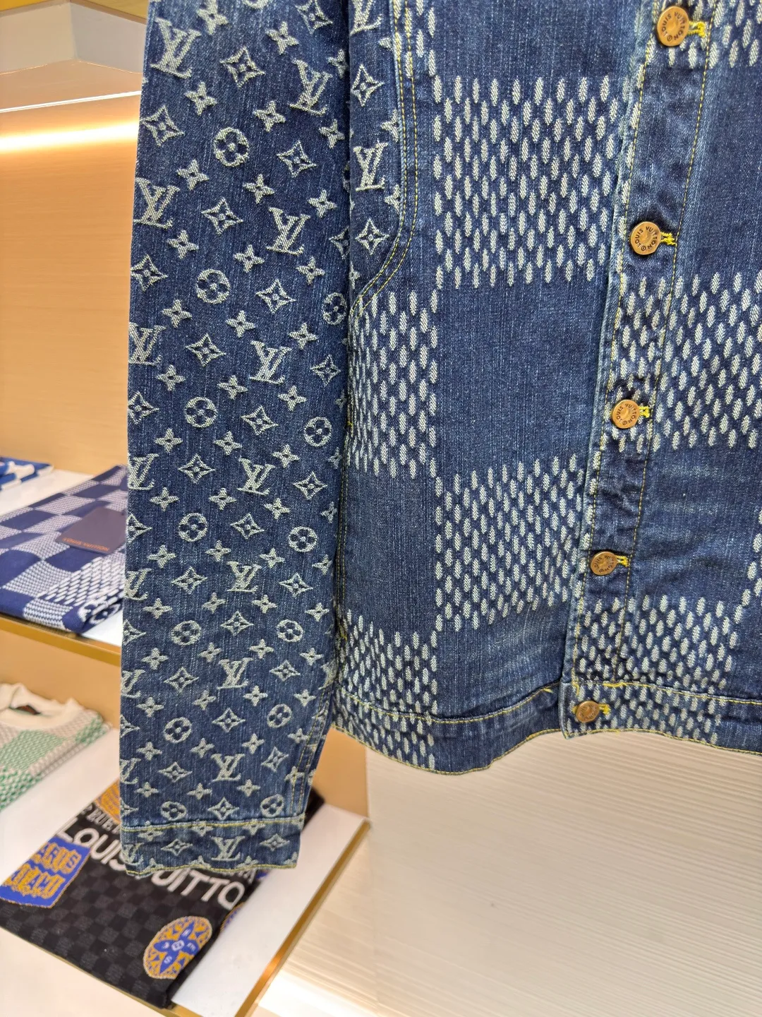LOUIS VUITTON x Nigo classic checkerboard denim jacket ●Authentic product: purchased and developed by 20899 ●Item number: 1680329-B60 ●Fabric: denim fabric ●Technology: jacquard production ●Version: fitted version ●Weight: about 1025 grams ●Size: 46-48-50-52 ●Description: After manual typesetting and positioning and cutting, the fabric wear is very large, the cuffs are aligned, the back jacquard is lined up horizontally, the front and back splicing process perfectly restores the original effect, the jacquard pattern size and spacing are the same, the pattern width is consistent, and the workmanship is very complicated. The overall wiring is straight and delicate, the fabric is comfortable and soft, and the color is consistent without color difference. It can be matched with the same style to create a fashionable look and control various occasions. Customized accessories, complete with three standards, same style for men and women!